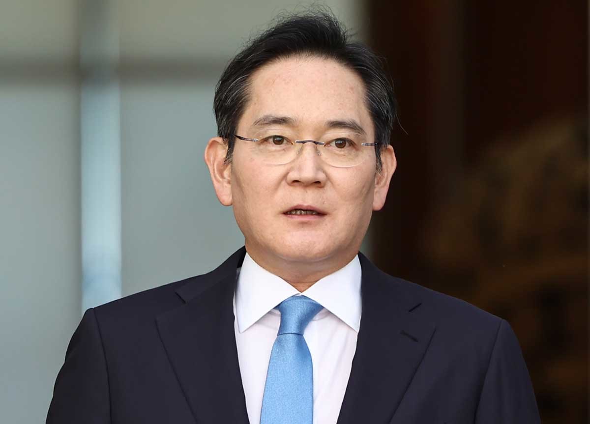 노조 파업에 대한 입장 밝히는 이재용 회장. 이재용 삼성전자 회장이 16일 서울 강서구 서울김포비즈니스항공센터로 귀국하며 노사 문제와 관련 '전세계 고객들께 진심으로 사과드린다'며 입장을 밝히고 있다. / 뉴스1