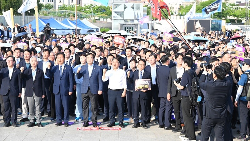 강기정 광주광역시장, 우원식 국회의장, 정청래 더불어민주당 대표등 참석자들이 17일 5·18민주광장 분수대 특설무대에서 열린 제46주년 5·18전야제에서 '임을 위한 행진곡'을 제창하고 있다. / 노해섭 기자