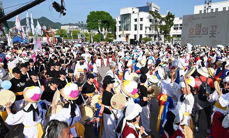 제46주년 518민주화운동 기념일을 하루 앞두고 17일 오후 광주 동구 금남로 일대에서 5․18민중항쟁기념행사위원회 주최로 열린 5·18 전야제 행사에서 오월풍물단이 공연을 하고 있다. / 노해섭 기자