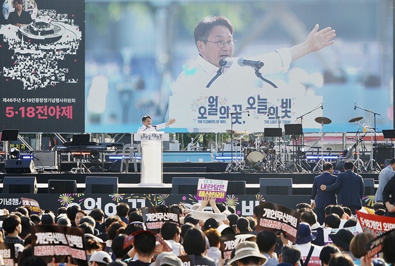 강기정 광주광역시장이 17일 5·18민주광장 분수대 특설무대에서 열린 제46주년 5·18전야제에서 환영사를 하고 있다. / 노해섭 기자