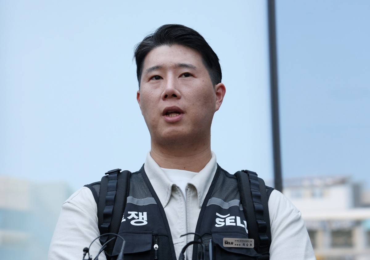 최승호 초기업노조 삼성전자지부 위원장이 13일 경기 수원시 영통구 수원지방법원에서 열린 삼성전자 노조 위법 쟁의행위 금지 가처분 신청 2차 심문을 마치고 나와 취재진의 질문에 답하고 있다. / 뉴스1