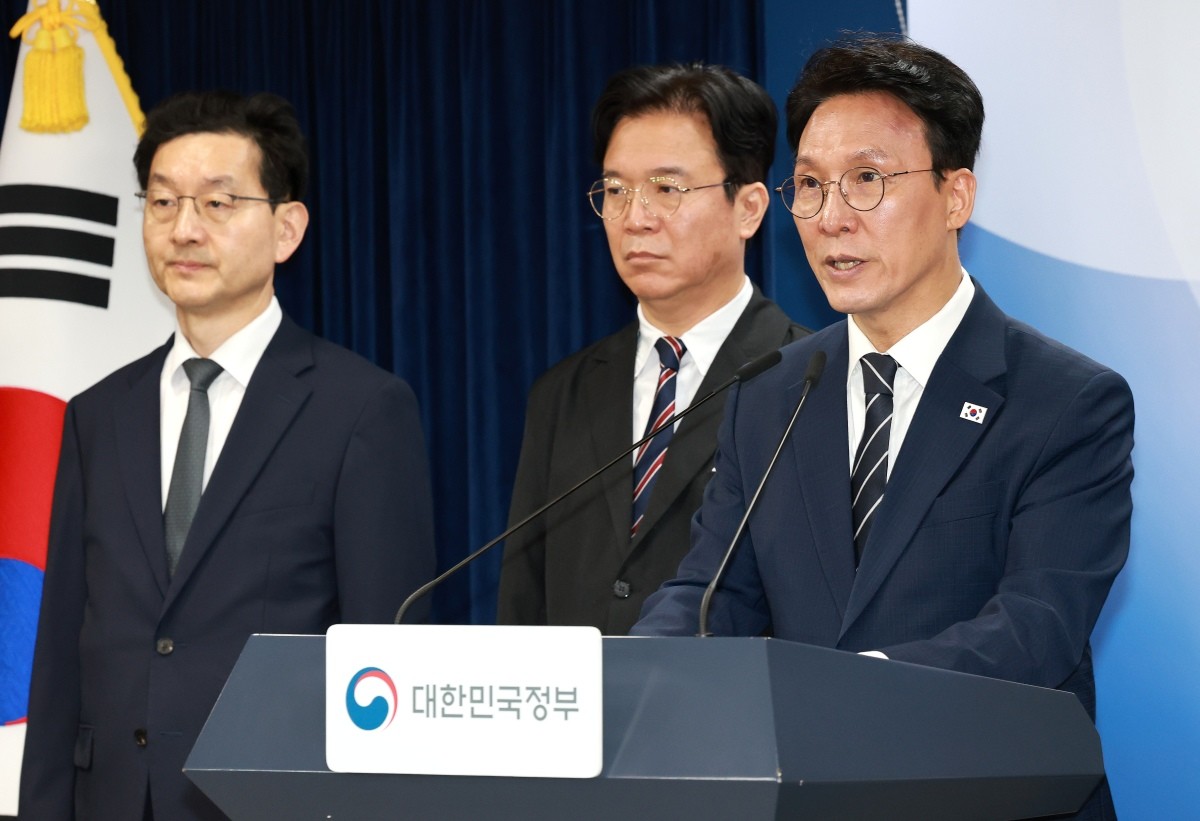 김민석 국무총리가 지난 17일 서울 종로구 정부서울청사에서 삼성전자 파업 관련 대국민 담화를 하고 있다. 왼쪽부터 윤창렬 국무조정실장, 김영훈 고용노동부 장관, 김 총리. / 뉴스1