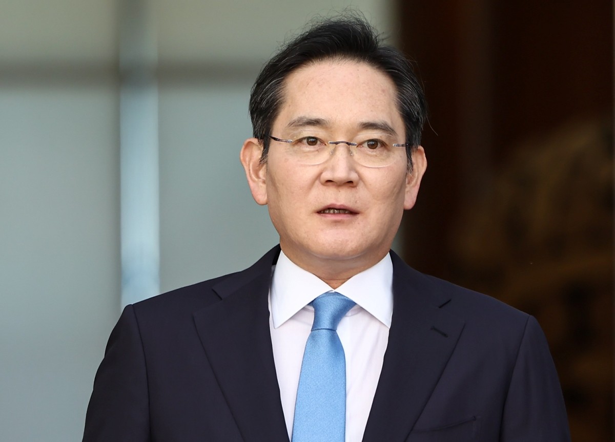 이재용 삼성전자 회장이 지난 16일 서울 강서구 서울김포비즈니스항공센터로 귀국하며 노사 문제와 관련 '전세계 고객들께 진심으로 사과드린다'며 입장을 밝히고 있다. / 뉴스1