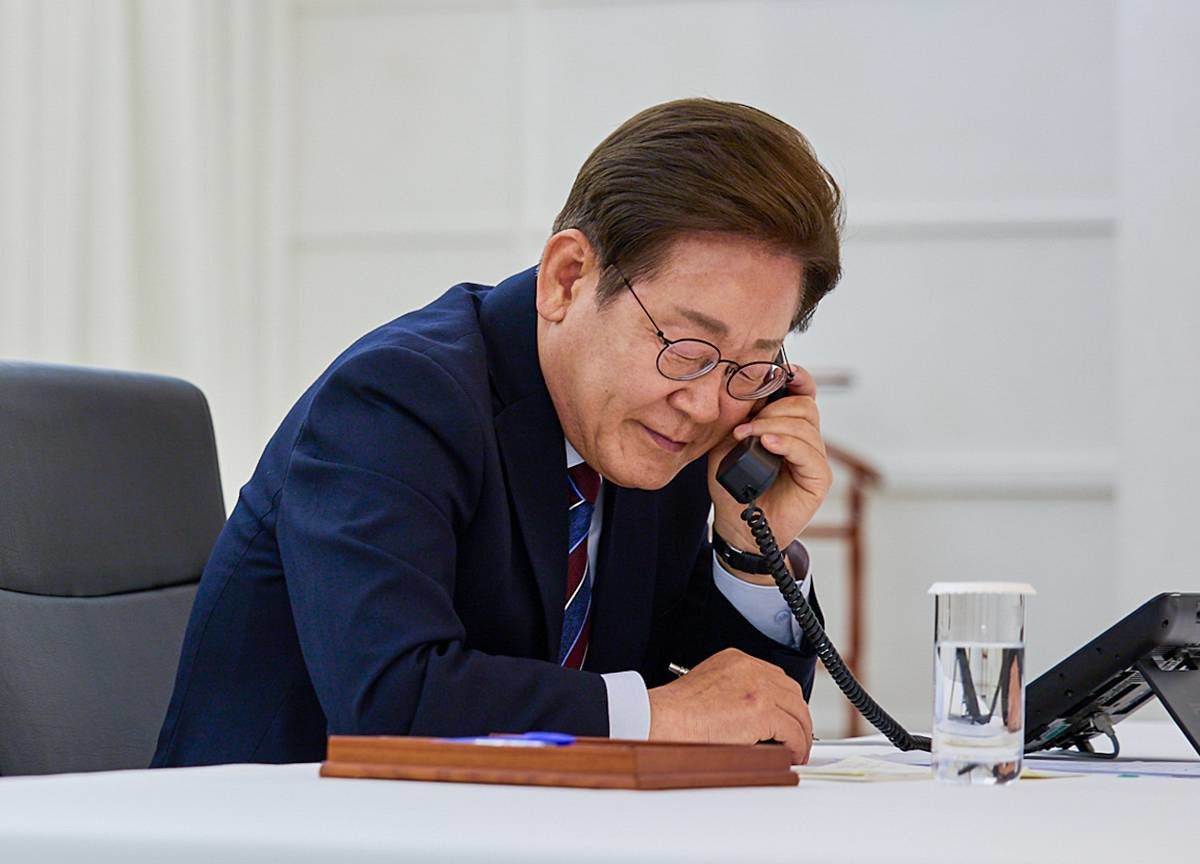 이재명 대통령이 지난해 6월 6일 한남동 관저에서 도널드 트럼프 미국 대통령과 전화 통화를 하고 있다 / 대통령실 제공, 뉴스1