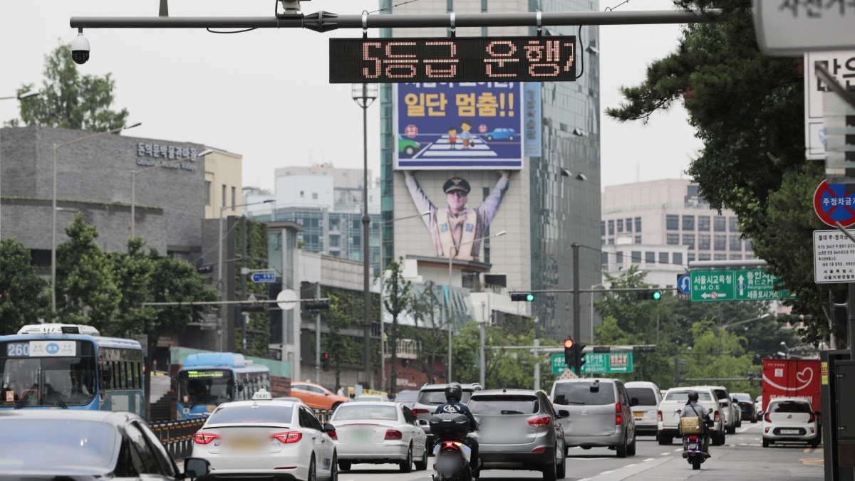 서울시 중구 한 도로위에 노후자동차 단속카메라가 설치돼 있다. / 뉴스1