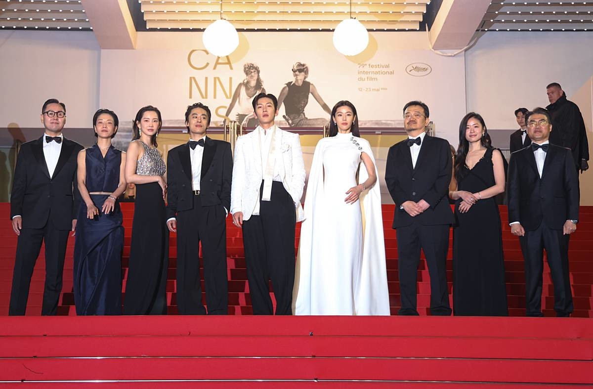 지난 16일(현지시간) 프랑스 남부 소도시 칸 팔레 데 페스티발(Palais des Festivals) 뤼미에르 대극장에서 열린 제79회 칸 국제영화제 미드나잇 스크리닝 초청작 ‘군체’ 공식 시사회에서 연상호 감독과 전지현, 지창욱, 구교환, 신현빈, 김신록 등 출연진이 레드카펫에 올라 포즈를 취하고 있다 / 뉴스1