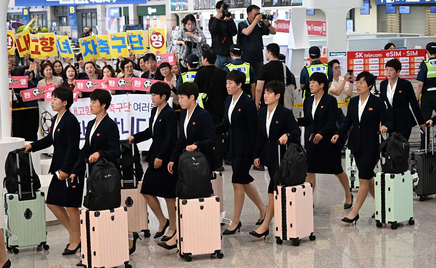 아시아축구연맹(AFC) 여자챔피언스리그 준결승전에 출전하는 북한 여자축구팀 ‘내고향여자축구단’이 17일 오후 인천국제공항 제1여객터미널로 입국하고 있다. / 뉴스1 (공동취재)