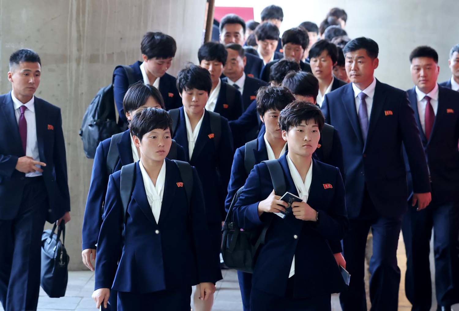 아시아축구연맹(AFC) 여자챔피언스리그 준결승전에 출전하는 북한 여자축구팀 ‘내고향여자축구단’이 17일 오후 인천국제공항 제1여객터미널로 입국하고 있다. / 뉴스1 (공동취재)