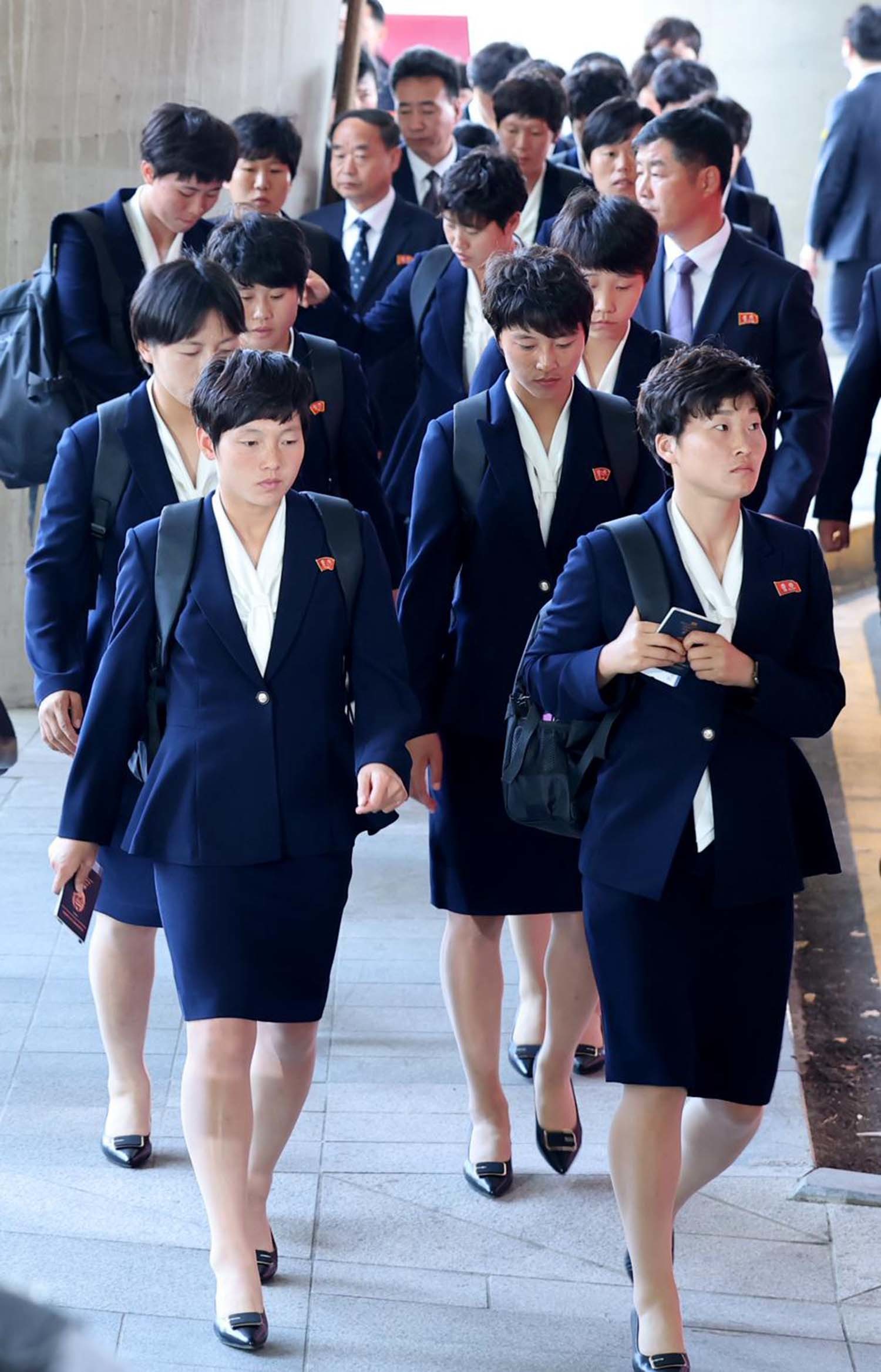 아시아축구연맹(AFC) 여자챔피언스리그 준결승전에 출전하는 북한 여자축구팀 ‘내고향여자축구단’이 17일 오후 인천국제공항 제1여객터미널로 입국하고 있다. / 뉴스1 (공동취재)