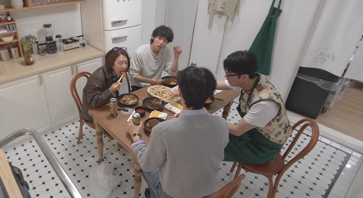 톱배우 김희애가 짬뽕 먹는 모습 눈길. / 쿠팡플레이 '봉주르빵집'
