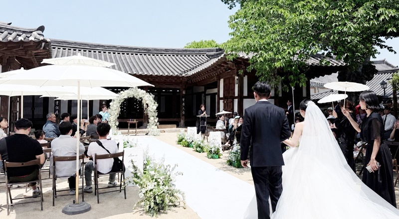 "수천만 원 예식비 훌쩍? 우리는 한옥에서 힙하게 아꼈다!" 웨딩플레이션 깬 나주시 '마법의 결혼식'