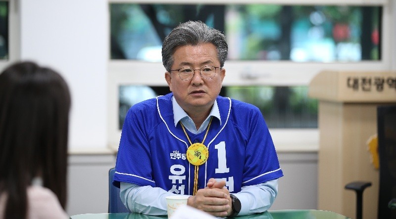 정용래 더불어민주당 유성구청장 후보가 18일 대전시의회에서 기자간담횔르 열고 1호 공약을 발표하고 있다./사진=김지연 기자