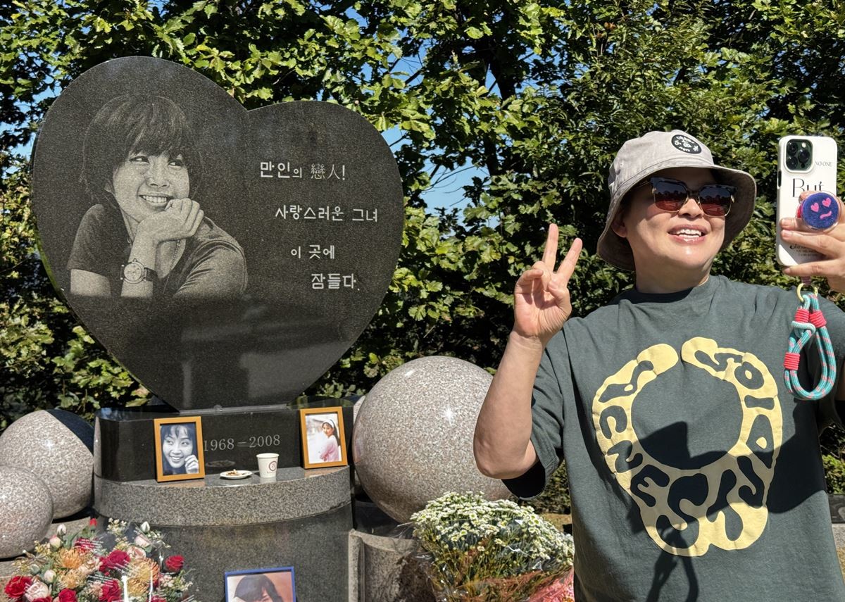 고(故) 최진실이 안장된 경기도 양평군 갑산공원묘역을 찾은 개그우먼 이영자 / 뉴스1