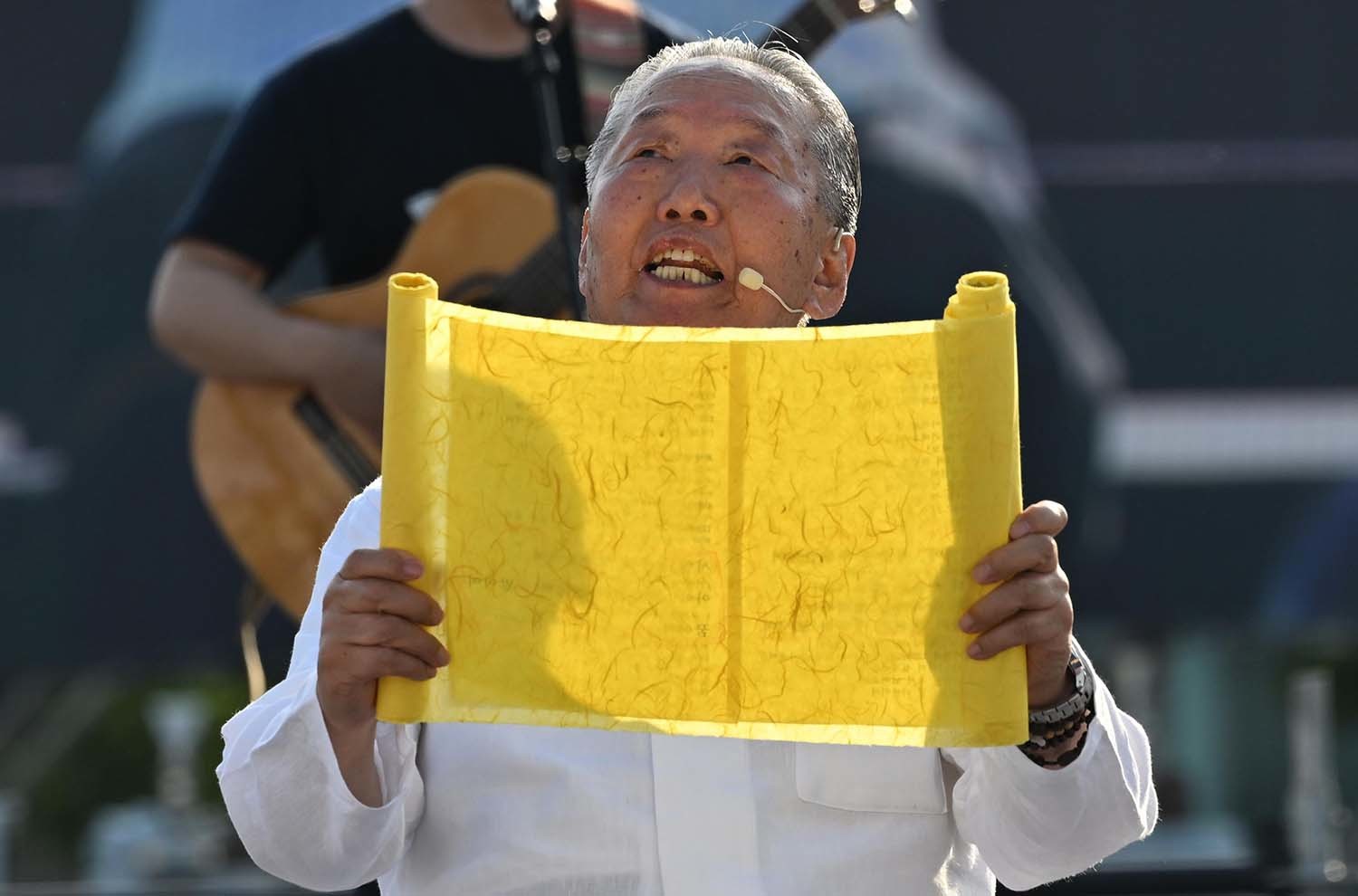 김준태 시인이 5·18민주화운동 46주기를 이틀 앞둔 16일 오후 광주 동구 금남로에서 열린 민주의밤 행사에서 5·18 추모시 '아아 광주여, 우리나라의 십자가여!'를 낭독하고 있다. / 뉴스1