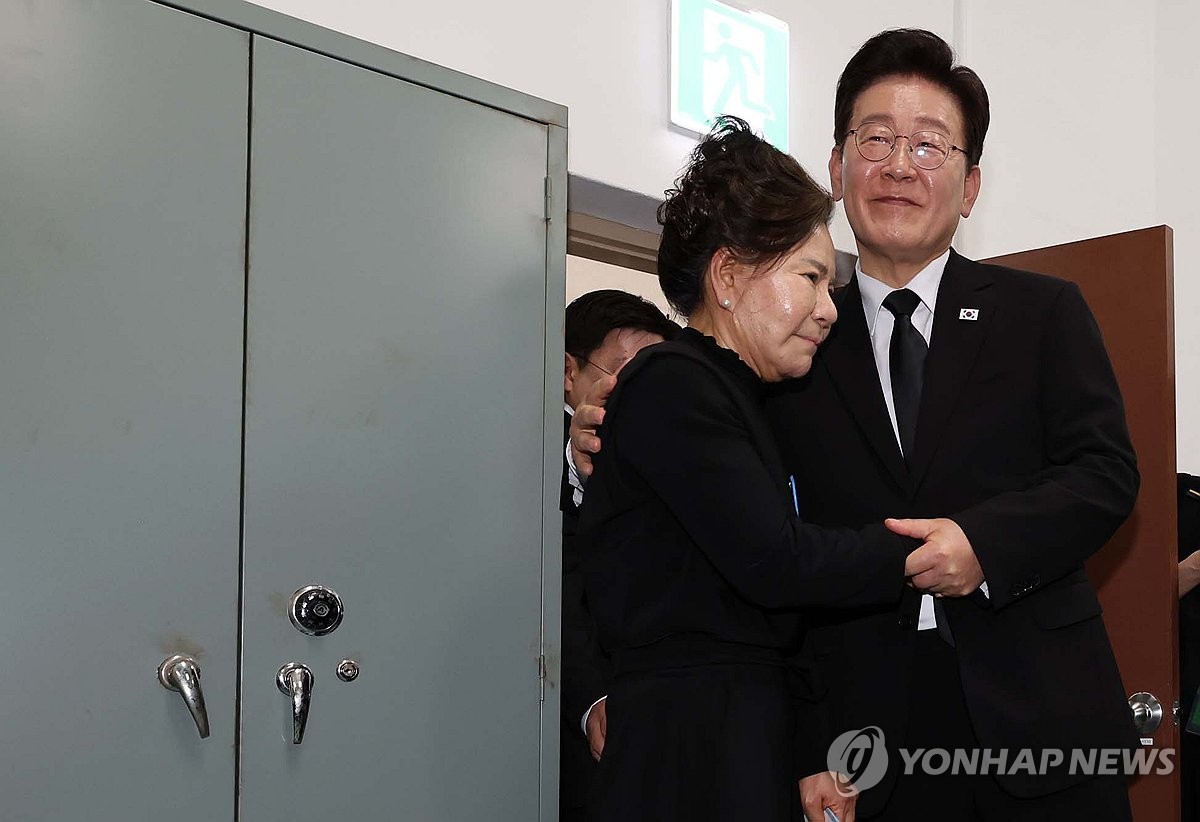 이재명 대통령이 18일 광주 옛 전남도청 시민군 상황실 재현공간에서 5·18 당시 마지막 새벽 방송을 했던 박영순 씨와 만난 모습 / 연합뉴스