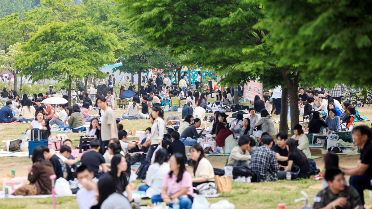 노동절과 어린이날 징검다리 연휴를 맞은 지난 2일 서울 영등포구 한강공원을 찾은 시민들이 휴식을 취하고 있다. / 뉴스1