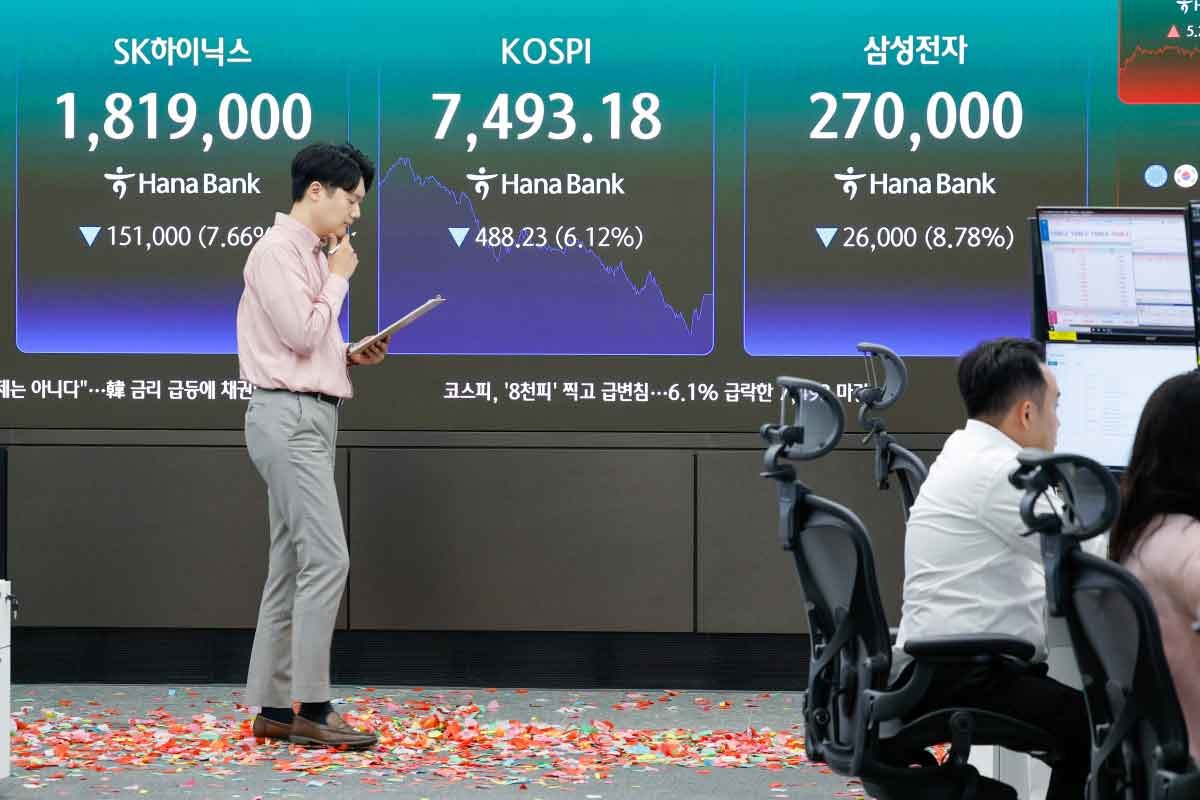 코스피가 장중 사상 처음으로 8000포인트를 돌파했다가 7490선에서 거래를 마감한 15일 오후 서울 중구 하나은행 본점 딜링룸에 코스피 지수와 SK하이닉스, 삼성전자 주가가 나오고 있다. / 뉴스1