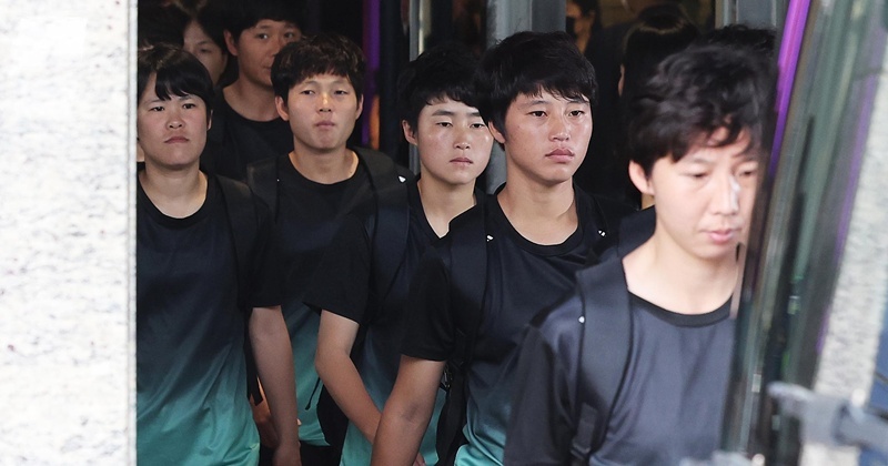 한국 정부, 북한 여자 축구단에 '세금'으로 3억 지원...반응은 싸늘