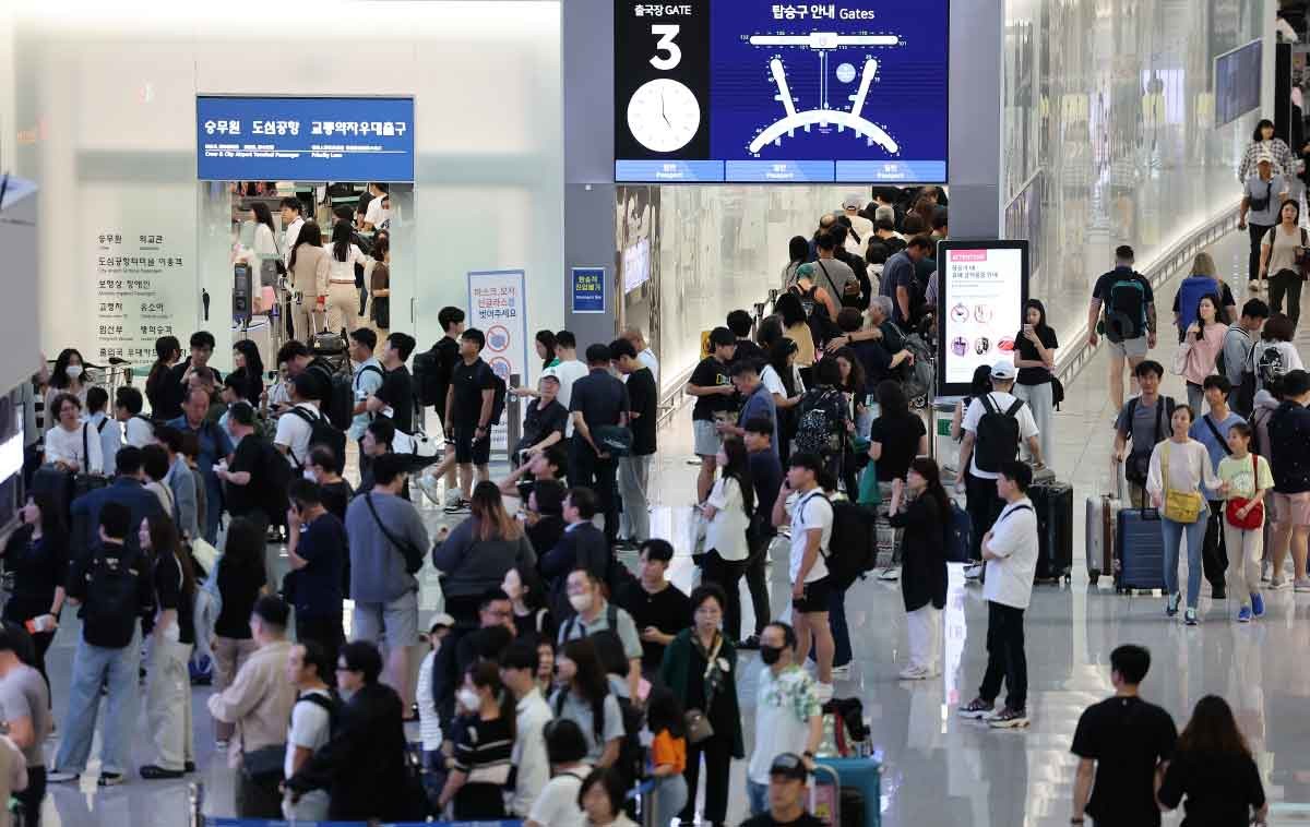 지난 2023년 추석 당일 인천국제공항 제1여객터미널 출국장이 이용객들로 북적이고 있다. / 뉴스1