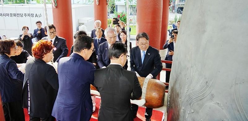 강기정 광주광역시장이 5·18민주화운동 46주년을 맞아 18일 오후 5·18민주광장 내 민주의 종각에서 민주의 종을 타종하고 있다. /광주광역시