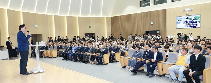 전남대학교는 5월 18일 오후 2시 50분 대학본부 2층 용봉홀에서 우원식 국회의장을 초청해 ‘2026년 제2회 용봉포럼’을 개최했다. / 전남대