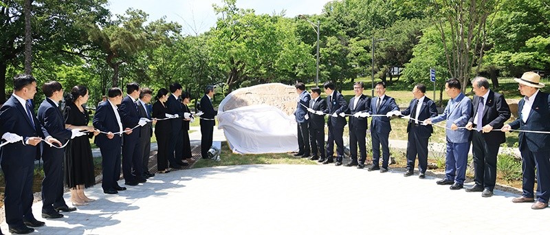 전남대학교는 5월 18일 오후 1시 40분 전남대 정문 일원에서 ‘전남대학교 5·18 기억의 정원 개원식’을 개최했다./전남대