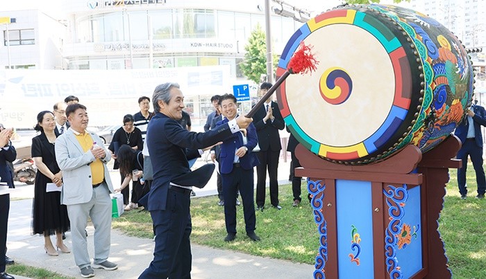 전남대학교는 5월 18일 오후 1시 40분 전남대 정문 일원에서 ‘전남대학교 5·18 기억의 정원 개원식’을 개최했다. 이근배 전남대총장이 북을 치고 있다. / 전남대