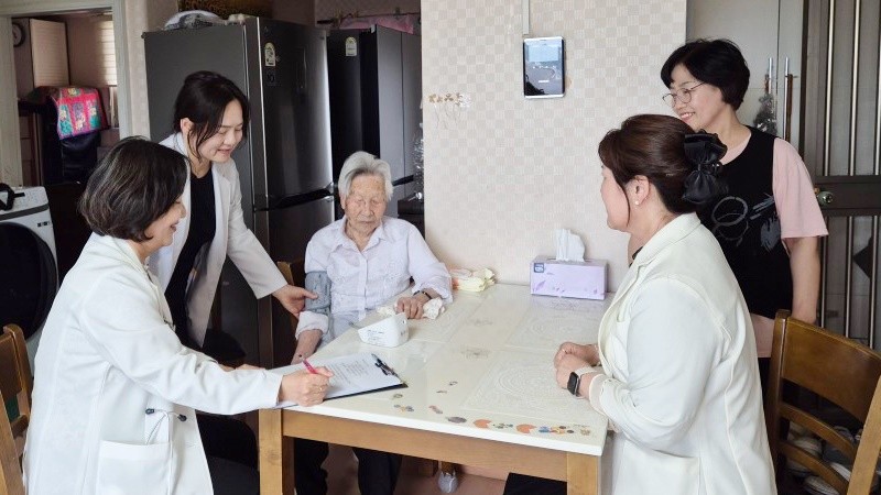 광주 동구는 100세 이상 초고령층의 의료·복지 사각지대 해소를 위해 ‘100세 이상 어르신 통합건강돌봄 체계’를 구축하고 본격 운영에 들어갔다. / 광주시 동구