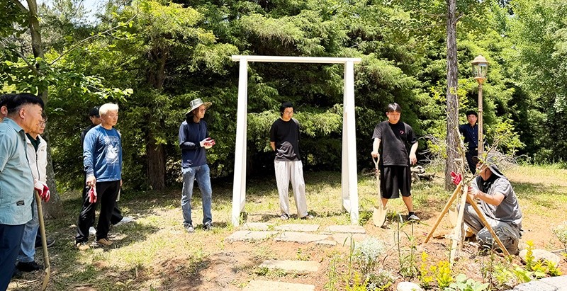 동신대학교 산림조경학과(학과장 김민희)가 지역사회 정원문화 확산과 녹색환경 조성을 위해 운영한 ‘2026 정원관리 평생교육’ 과정을 성공적으로 마무리했다. / 동신대