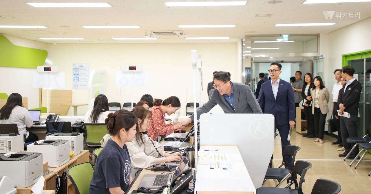 다산행정복지센터를 찾아 직원들을 격려하는 김상수 권한대행
