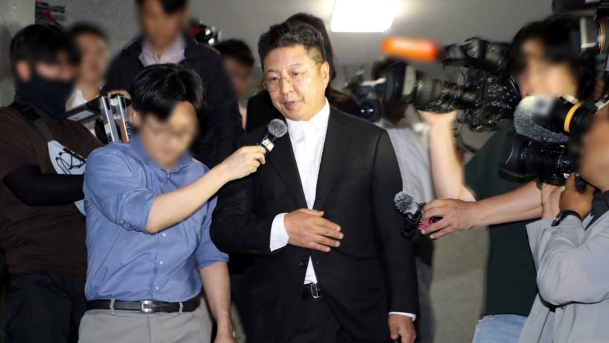 김수완 이마트그룹 총괄 부사장이 19일 스타벅스 코리아 이벤트와 관련한 사과를 위해 광주 5·18기념문화센터를 찾았다가 면담을 거부당했다. / 뉴스1