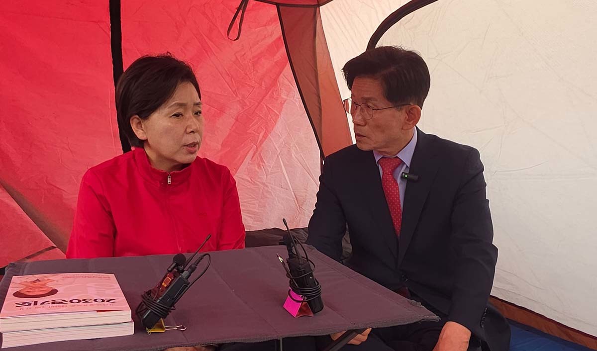 김문수 전 국민의힘 대선 후보가 19일 오전 삼성전자 평택캠퍼스 앞에서 단식 농성 중인 양향자 국민의힘 경기지사 후보를 찾아 격려하고 있다. 김 전 후보는     양 후보 캠프의 상임총괄선대위원장이다. / 양 후보 캠프 제공
