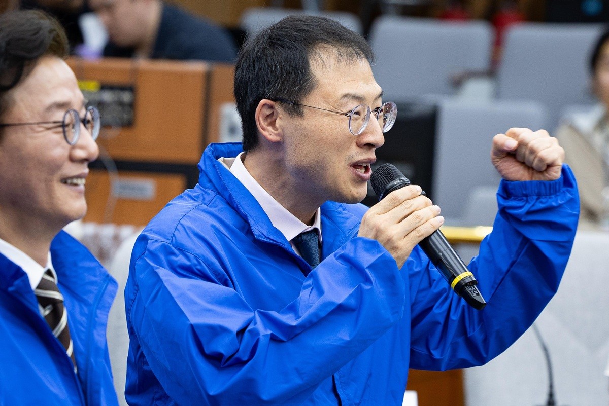 김상욱 더불어민주당 울산시장 후보. 왼쪽은 전재수 민주당 부산시장 후보. / 뉴스1