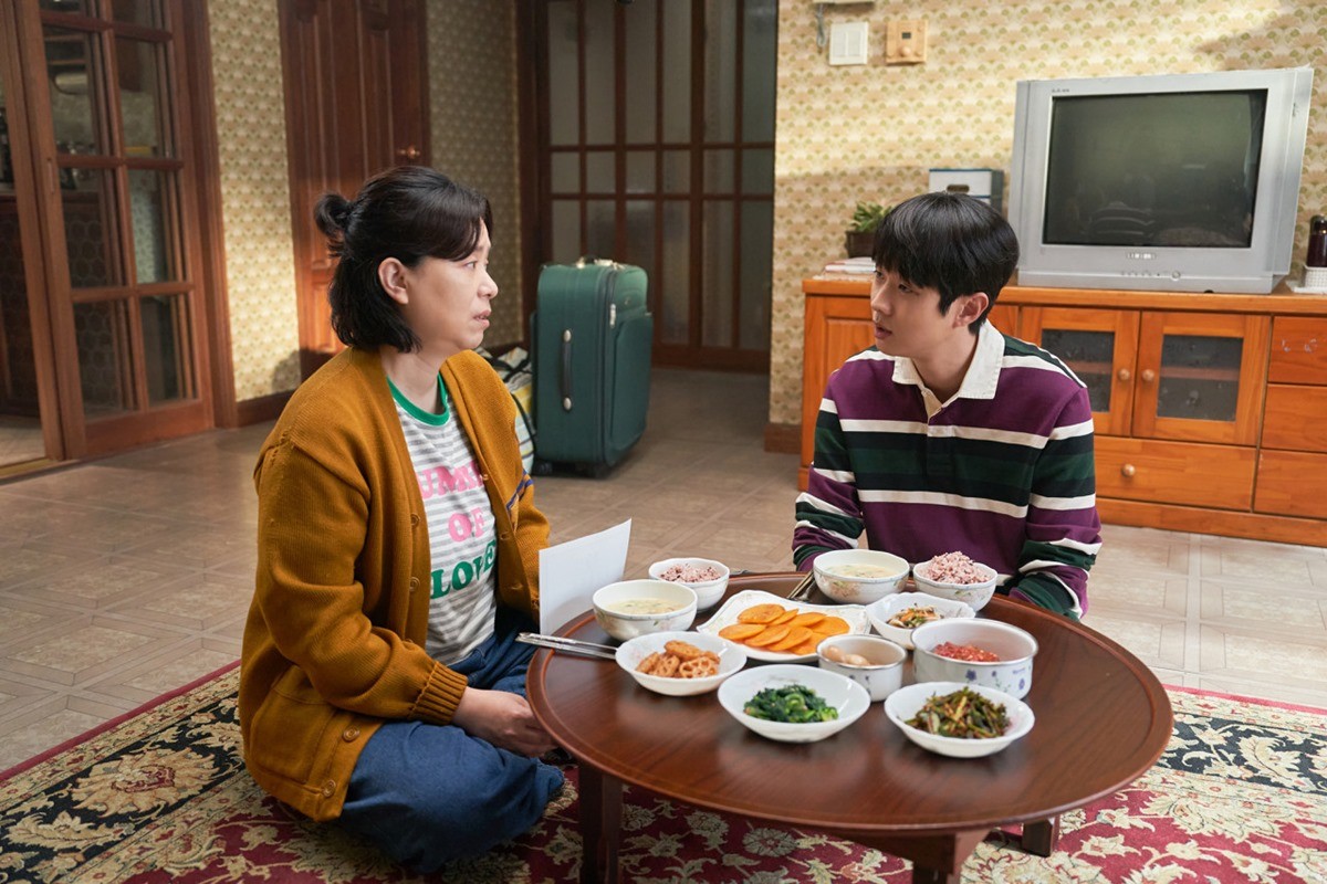 모자지간을 연기한 장혜진과 최우식 / ㈜바이포엠스튜디오