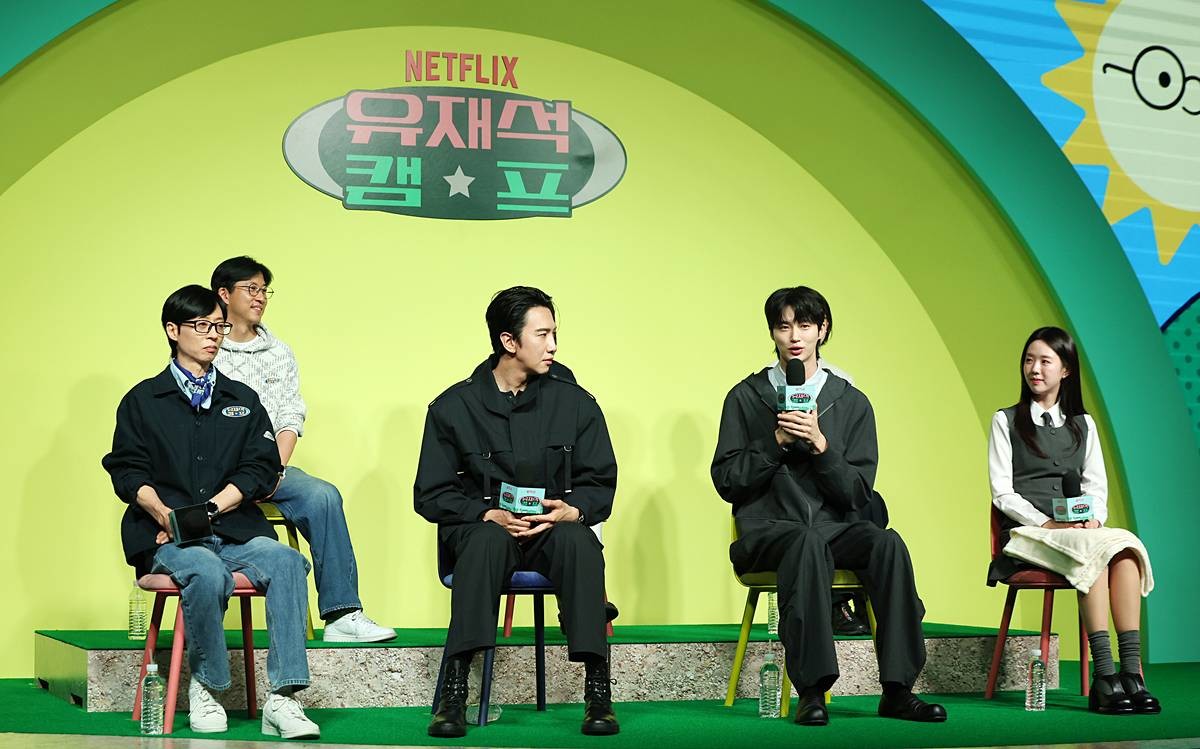 개그맨 유재석, 배우 이광수, 방송인 지예은, 배우 변우석, 정효민 PD, 이소민 PD, 황윤서 PD가 19일 오전 서울 종로구 JW 동대문 메리어트 호텔에서 열린 넷플릭스 새 예능프로그램 ‘유재석 캠프’ 제작발표회에 참석하고 있다. ‘유재석캠프’는 초보 캠프장 유재석과 예측 불가 직원 이광수, 변우석, 지예은이 숙박객들과 떠들어 재끼고, 놀아 재끼고, 까불어 재끼며 일상 탈출을 완성하는 단체 캠프 예능으로 오는 26일 공개된다 / 뉴스1