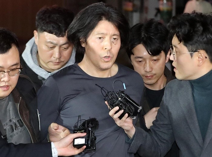 부산 부산진구 소재 아파트에서 전 직장 동료였던 항공사 기장을 살해한 혐의로 구속된 김동환(49)의 신상정보가 24일 공개됐다. 부산경찰청은 이날 신상정보공개심의위원회(위원회)를 열고 김 씨의 얼굴, 이름 등 신상을 공개하기로 했다. 사진은 김동환이 지난 17일 오후 울산에서 검거돼 부산진경찰서로 압송되는 모습. 2026.3.24/뉴스1