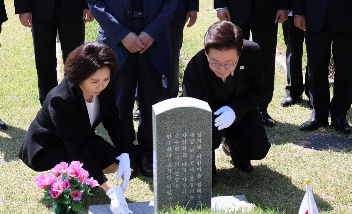이재명 대통령이 지난 18일 광주광역시 북구 운정동 국립518민주묘지를 참배 한 후 양창근 열사 묘역을 찾아 헌화하고 있다. / 뉴스1