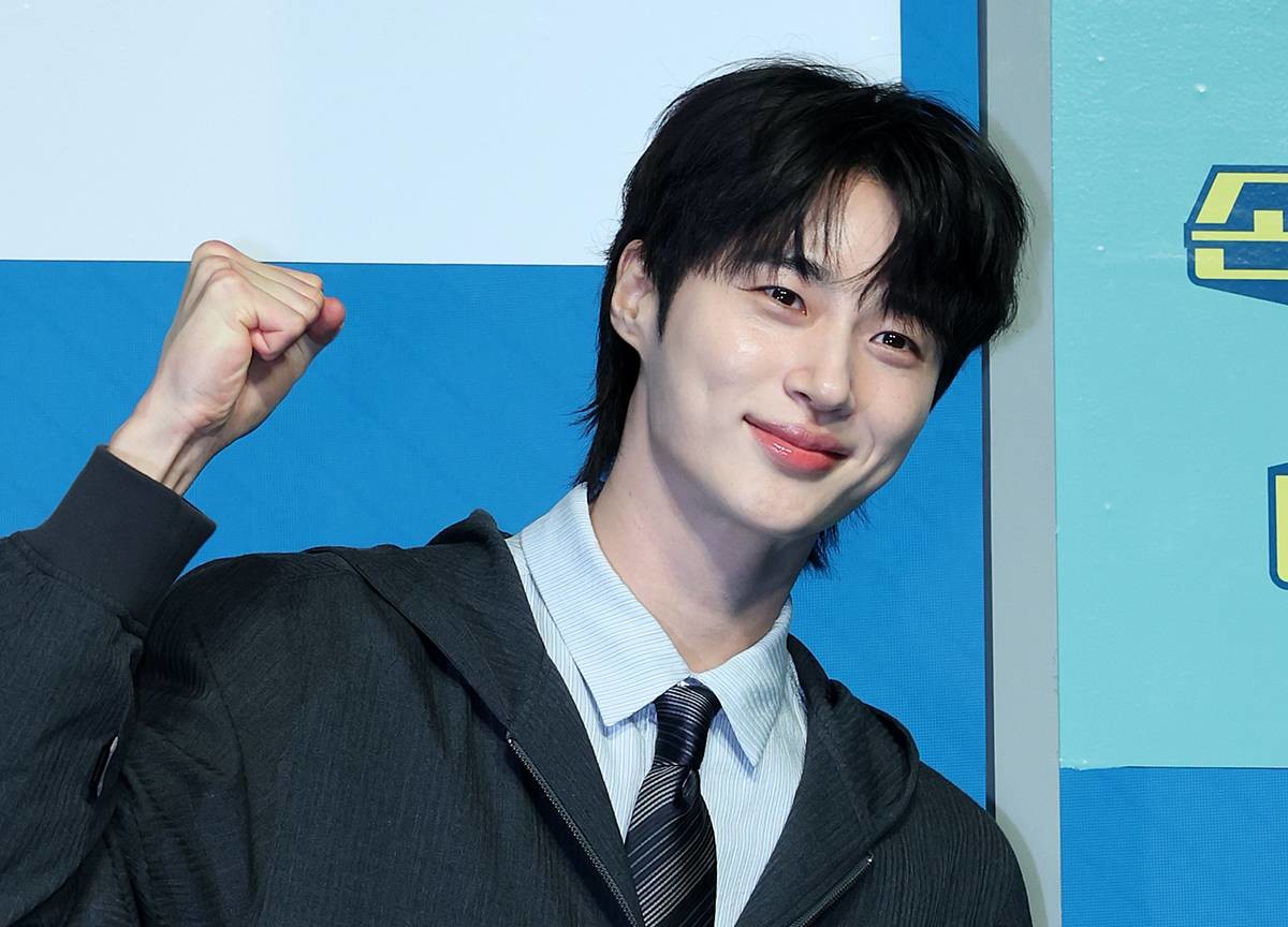 배우 변우석이 19일 오전 서울 종로구 JW 동대문 메리어트 호텔에서 열린 넷플릭스 새 예능프로그램 ‘유재석 캠프’ 제작발표회에 참석해 포즈를 취하고 있다. ‘유재석캠프’는 초보 캠프장 유재석과 예측 불가 직원 이광수, 변우석, 지예은이 숙박객들과 떠들어 재끼고, 놀아 재끼고, 까불어 재끼며 일상 탈출을 완성하는 단체 캠프 예능으로 오는 26일 공개된다 / 뉴스1
