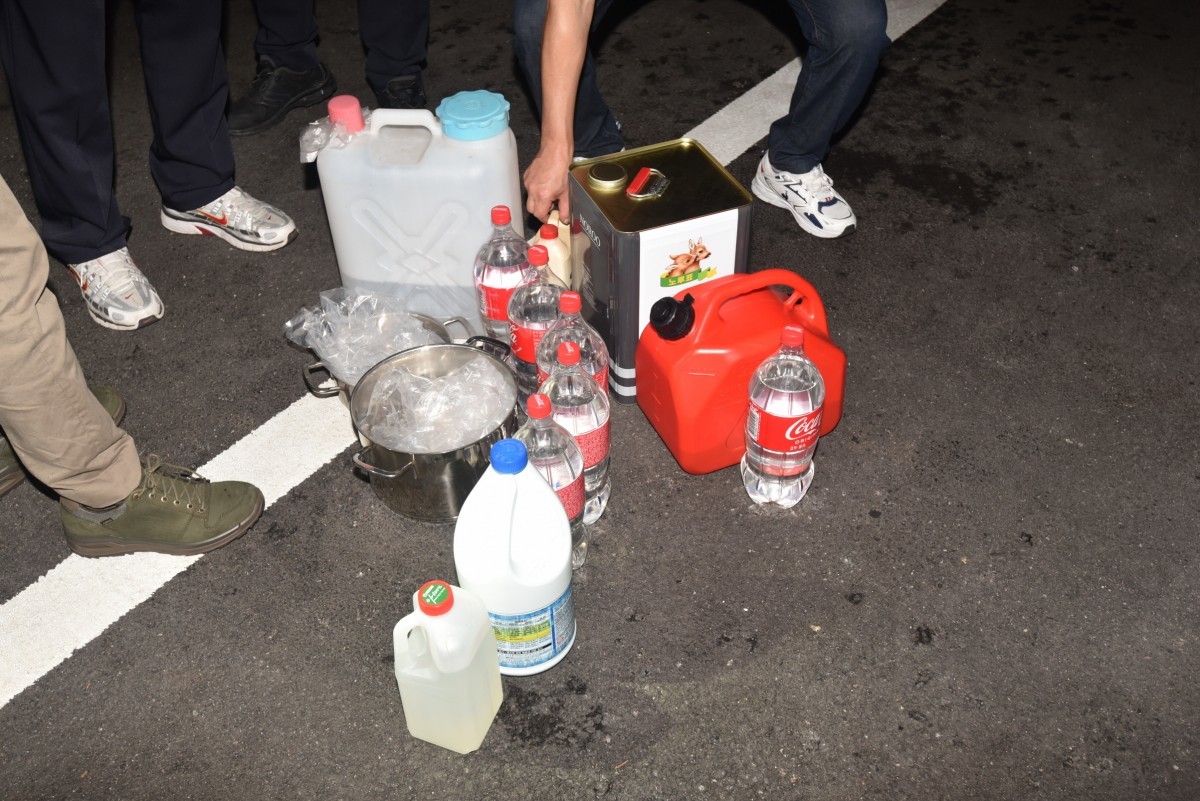 지난 21일 인천 송도국제도시 아파트에서 사제총기로 아들을 쏴 살해한 A 씨의 서울 도봉구 쌍문동 아파트에서 발견된 시너와 페트병 등 사제 폭발물들. / 서울소방재난본부 제공, 뉴스1