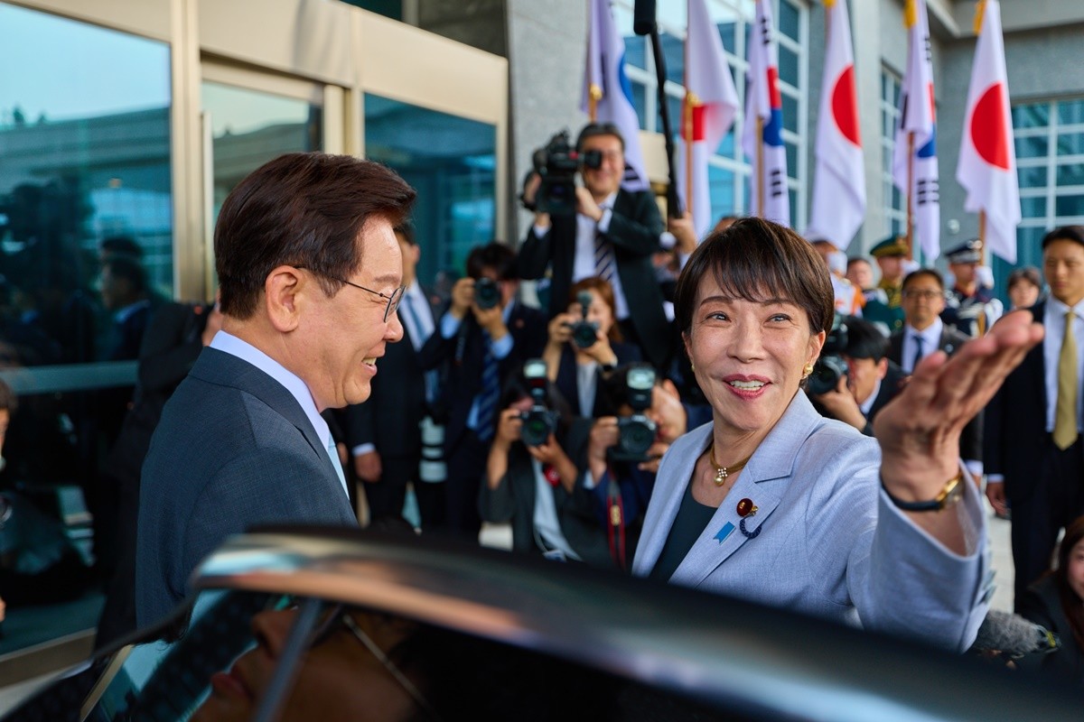 이재명 대통령이 19일 경북 안동의 한 호텔에서 방한한 다카이치 사나에 일본 총리를 영접하고 있다. / 뉴스1
