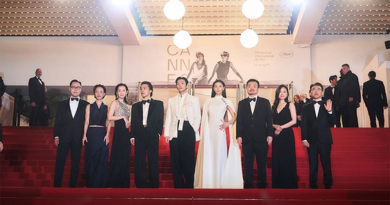 Jun Ji-hyun, Koo Kyo-hwan, Ji Chang-wook, Shin Hyun-bin, and Kim Shin-rock at Cannes / showbox Instagram