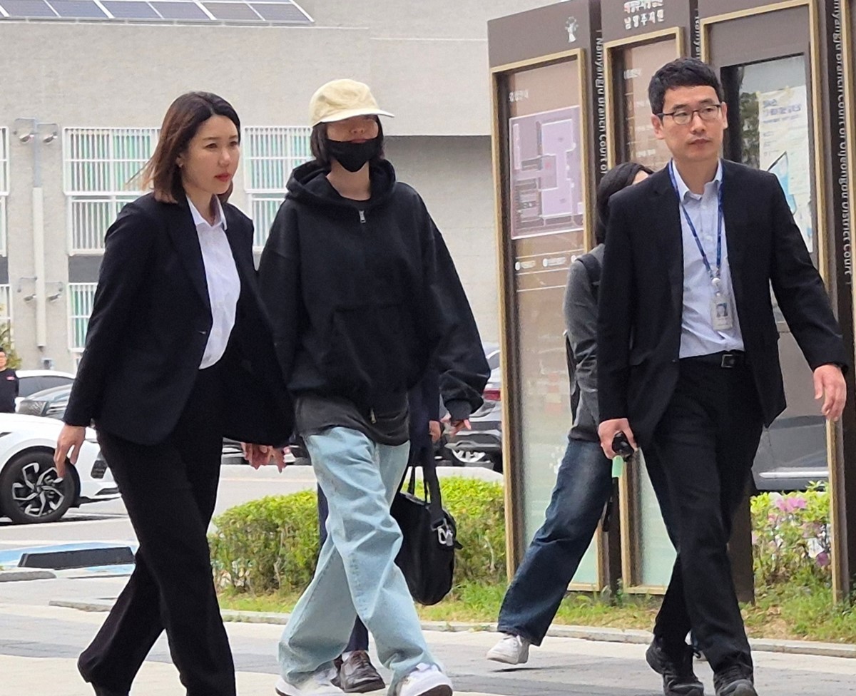 지난달 21일 가수 겸 배우 나나가 자택 강도 침입 사건 재판에 증인으로 출석한 모습 / 뉴스1