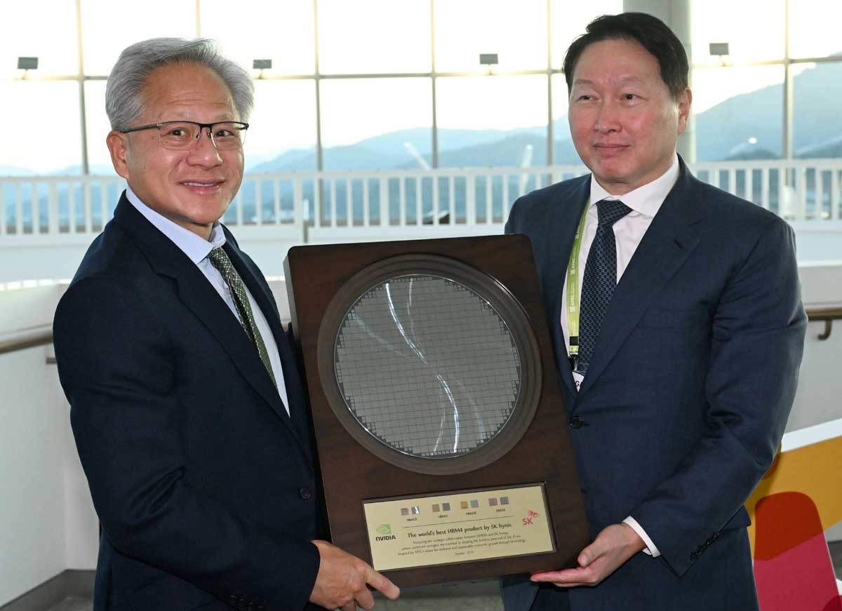 젠슨 황 엔비디아 CEO가 지난해 10월 31일 경북 경주시 경주예술의전당에서 열린 아시아태평양경제협력체(APEC) CEO 서밋에 참석해 최태원 SK그룹 회장 겸 대한상의 회장으로 부터 SK하이닉스의 HBM4 반도체 웨이퍼를 선물로 받고 있다. / 뉴스1