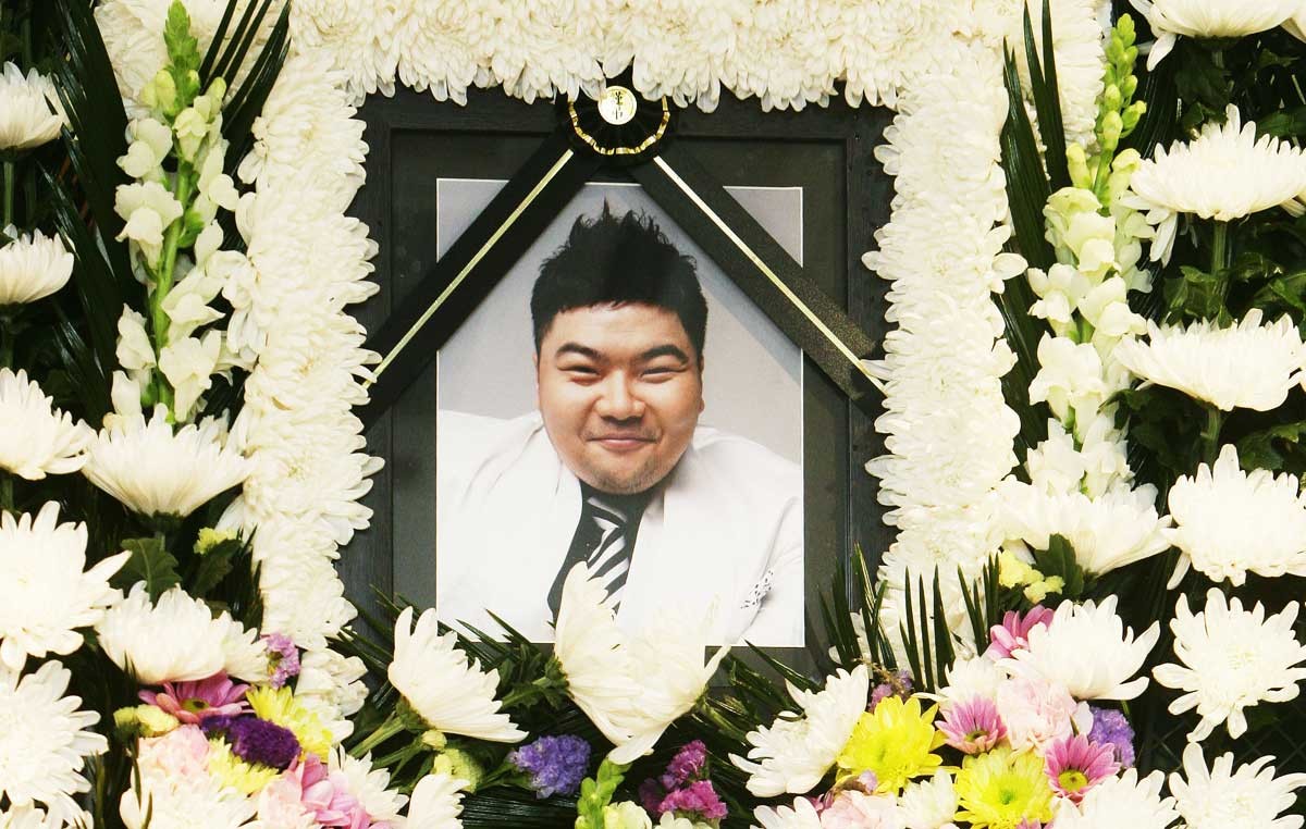 환하게 웃는 故 임성훈의 영정. 급성 심근경색으로 사망한 3인조 혼성그룹 거북이의 리더 터틀맨(본명 임성훈)의 빈소가 마련된 모습. / 연합뉴스