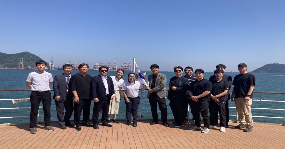 참가자들이 부산항 항만안내선 ‘이그린호’에 탐승하여 기념 사진을 촬영하고 있다. / 사진제공=부산항만공사