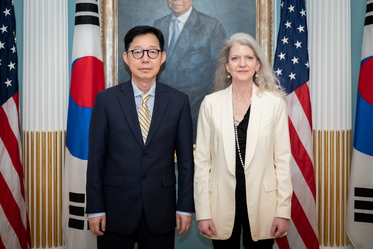 박윤주 외교부 1차관이 19일(현지시간) 워싱턴DC 국무부 청사에서 앨리슨 후커 미 국무부 정무차관과 기념 촬영을 하고 있다. / 외교부 제공, 뉴스1