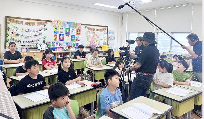 화순 청풍초등학교 전교생이 참여해 만든 장편 영화 '할머니와 나와 민들레'를 촬영하고 있는 제작진. / 무당벌레