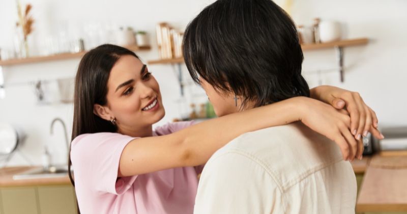 한 커플이 주방에서 다정하게 포옹하며 사랑과 인연의 달콤한 순간을 즐긴다. / 셔터스톡