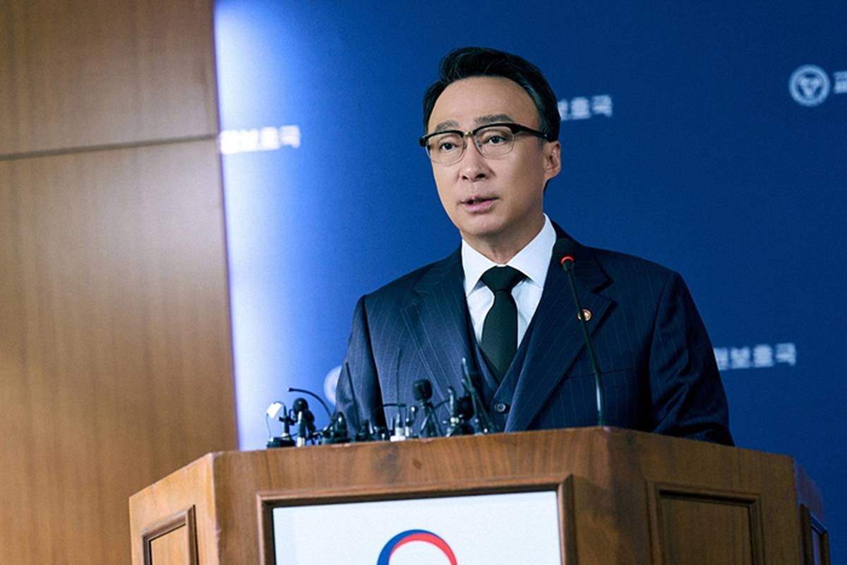교권보호국을 창설한 교육부 장관 ‘최강석’ 역 이성민 / 넷플릭스