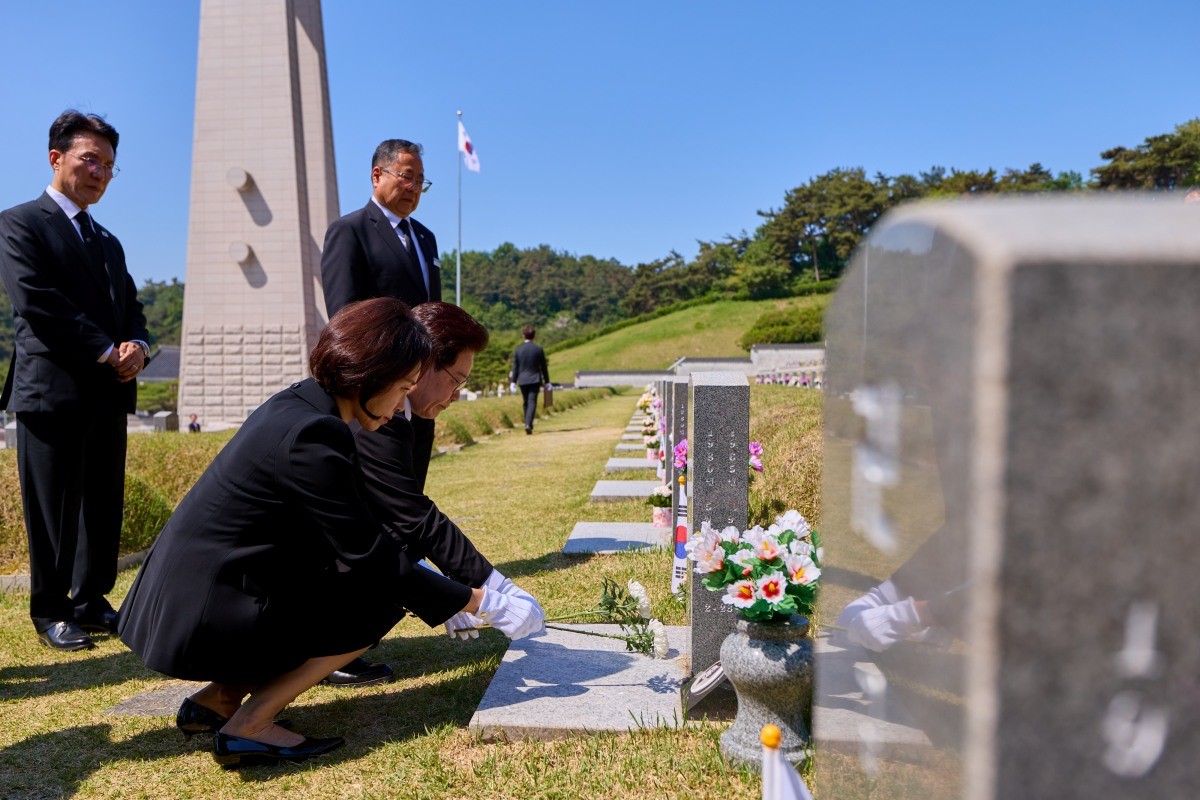 이재명 대통령과 김혜경 여사가 18일 광주 북구 5·18 민주묘지를 찾아 묘역에 헌화를 하고 있다. / 뉴스1-청와대